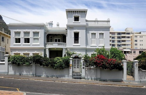 Cape Town Apartment | Beautiful large Apartments in100 year old Manor house, great location n