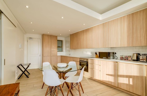 Sea Point Apartment | Beautiful Lock up & go w/Ocean Views (Sundowner Views)