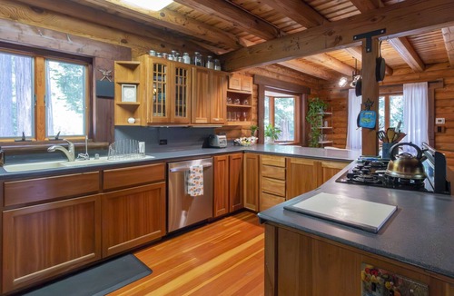 Albion House | Beautiful Log Cabin on 5 Acres with Gardens, Hot Tub, & Sauna
