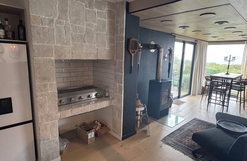Westcliff Apartment | Beautiful self contained apartment minutes walk to cliff path central Hermanus,