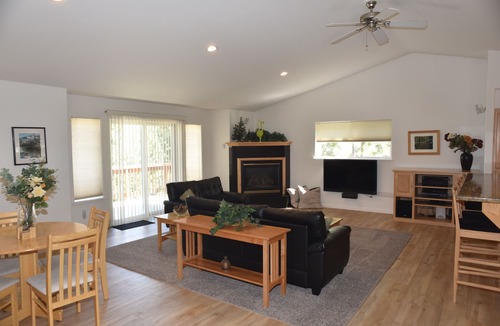 Pioneer Trail House | Beautiful Tahoe Chalet, 5 BR, 3 Bath, Hot Tub, Jacuzzi Bath, 3 Spacious Decks