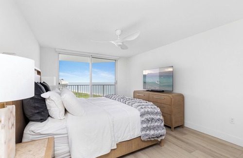Fort Pierce Shores Condo | Beautiful updated 2/2 Condo, Ocean views, balcony, tennis/pickle ball, gym &more