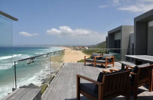 Plettenberg Bay Villa | Beautiful, upmarket, modern holiday home situated on a spectacular cliff top