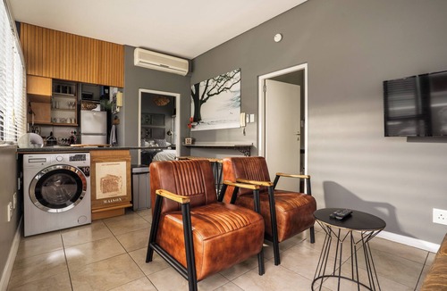 Stellenbosch Central Apartment | Beautiful two-bedroom self-catering unit in the heart of Historic Stellenbosch