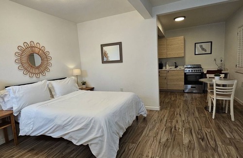 Prescott Apartment | Beautifull Renovated Designer Staged Studio Close to Bart and Prescott Market