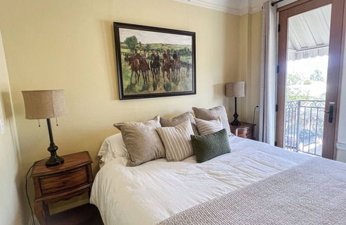 Sonoma House | Beautifully Decorated Townhouse 2 Blks From Square