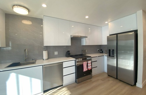 Sharp Park Condo | Beautifully Renovated 2B1B Private Backyard Steps to Beach Free Parking