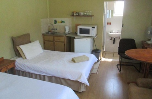 Bayswater House | Bedrock Bb - Triple Bedroom with self cathering