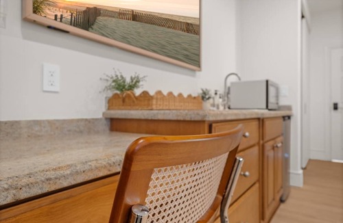 Eastside Santa Cruz Apartment | Bella Notte by the beach Studio 6