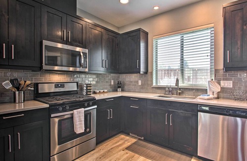 Mountain View House | Bend Home w/Patio + Fire Pits < 3 Mi to Dtwn