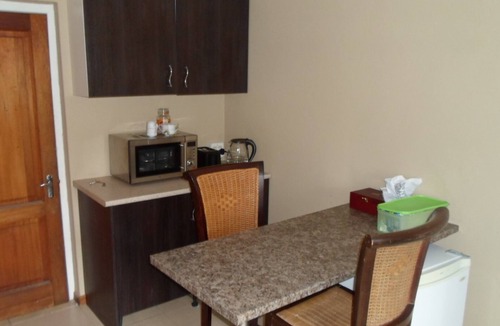 Trawal House | Best Value- Large Modern Studio in Upmarket Area with Guest Services