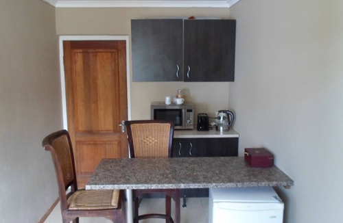 Trawal House | Best Value- Large Modern Studio in Upmarket Area with Guest Services