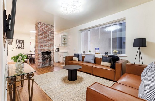 Uptown Oakland Apartment | Big & Beautiful 6 Bedroom 2.5 Bath