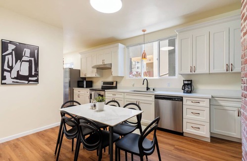 Uptown Oakland Apartment | Big & Beautiful 6 Bedroom 2.5 Bath