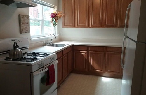 Bushrod Apartment | Big Quiet Sunny Garden Apt w/Private Fenced Backyard