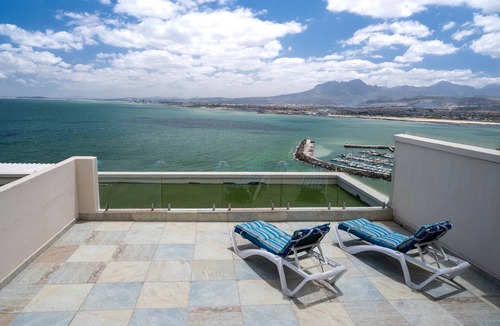 Mountainside Apartment | 'Bikini Views' - Luxury 1 Bedroom Private Suite overlooking the Ocean