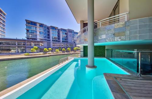 Victoria and Alfred Waterfront Apartment | Birds-eye canal view - Walk to CTICC and V&A Waterfront!