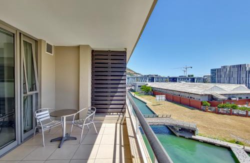 Victoria and Alfred Waterfront Apartment | Birds-eye canal view - Walk to CTICC and V&A Waterfront!