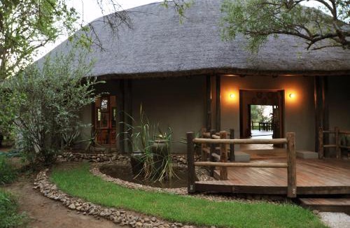 Matlhagame Cabin | Black Rhino Game Lodge