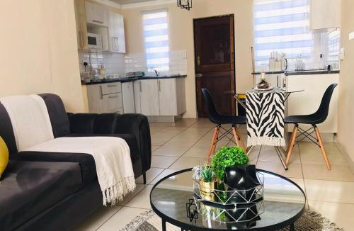 Kareeberg Apartment | Blanc and Bold