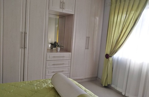 Doonside Bed & Breakfast | Blue bird 3 guest house, relaxing safe secure suite 5 min to beach