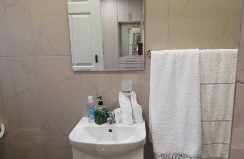 Doonside Bed & Breakfast | Blue bird 3 guest house, relaxing safe secure suite 5 min to beach