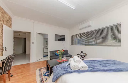 Greater Johannesburg Metropolitan Area Bed & Breakfast | Blue Room!