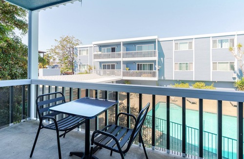 Alameda Apartment | Blueground | Alameda, pool, nr Alameda Beach