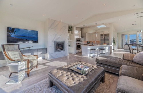 Old Town House | Bodega Bay~5-Star Coastal Getaway~Hot Tub~Summer Beach Vibes!~High Tide Haven