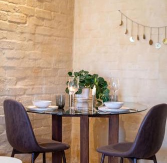 Die Boord Apartment | Bohemian Private Flat, Aircon, Secure Parking