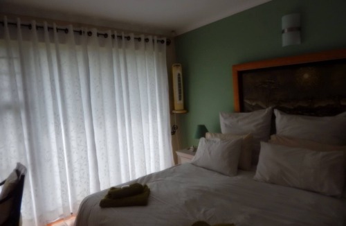 Port Edward House | Bottlenose B&B is situated on the ocean.