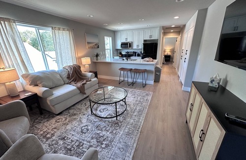 North Oak Park House | Brand New 1-bdr with Ultra-Fast 5G Internet, walk to UC Davis Med and Shriners