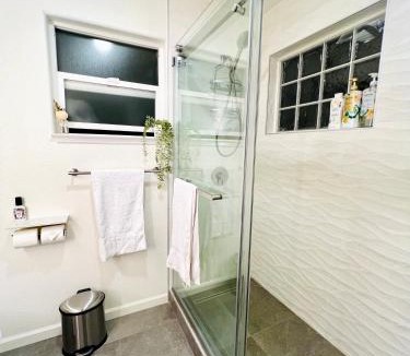 Suburban Park - Lorelei Manor - Flood Park Triangle House | Brand-new luxurious guesthouse with king bed in MPK, 1mi to Meta, 3mi to Stanford