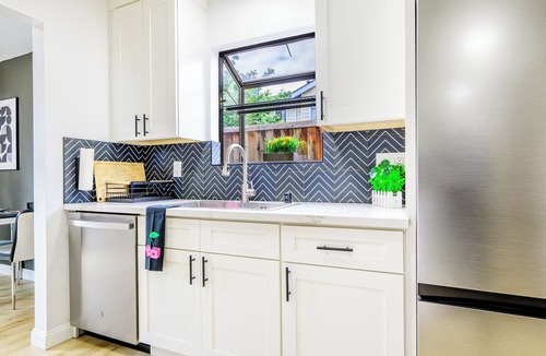 Cameron Hills House | Bright Contemporary 3BR Home with BBQ & 2-Car Parking
