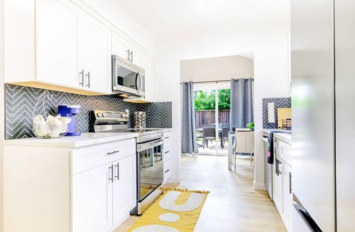 Cameron Hills House | Bright Contemporary 3BR Home with BBQ & 2-Car Parking