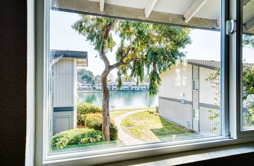 Foster City Apartment | Bright Foster City 2BR w/Gym, W/D & Pool, near Caltrain, by Blueground