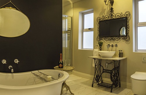 Summerstrand House | Bright on 5th Guest House