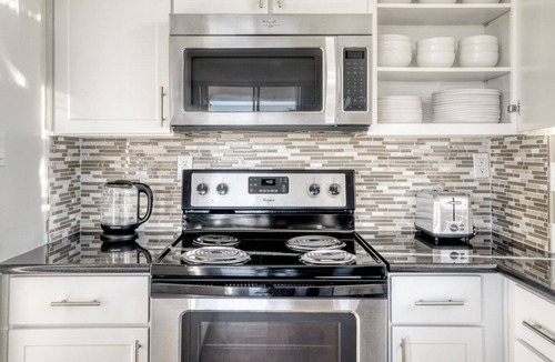 Central San Mateo Apartment | Bright San Mateo 2BR w/ W/D, BBQ & Pool, nr Caltrain, by Blueground