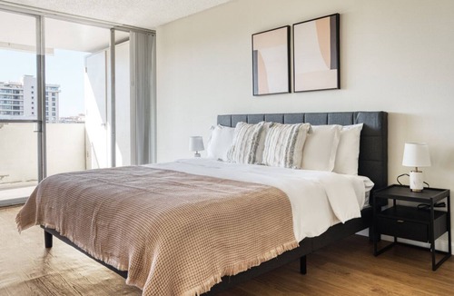 Central San Mateo Apartment | Bright San Mateo 2BR w/ W/D, BBQ & Pool, nr Caltrain, by Blueground