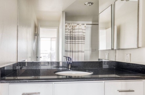 Central San Mateo Apartment | Bright San Mateo 2BR w/ W/D, BBQ & Pool, nr Caltrain, by Blueground