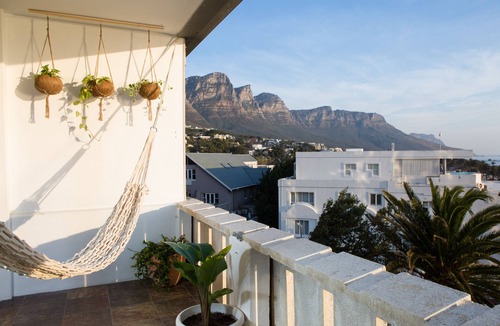 Camps Bay Apartment | Bright, spacious apartment on Camps Bay beach!