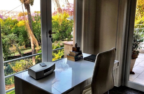 Muckleneuk Apartment | Bruna's Italian private apartment -the Olivo Suite