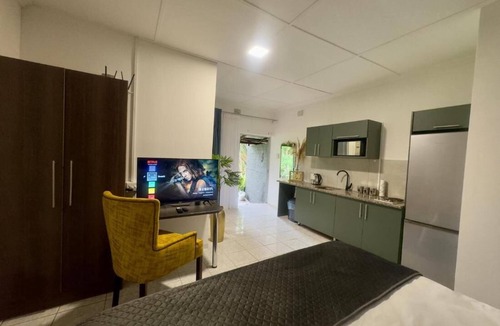 White River House | Busa House Self-Catering guest house & Caravan Park