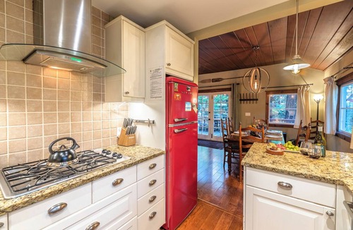 Northwood House | Cabin near Guerneville~Fun! Hot Tub~Golf~Dog-OK~Little Red House
