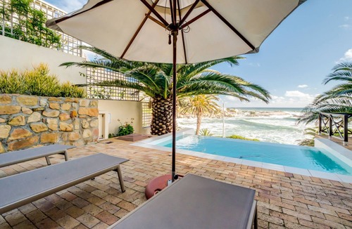 Camps Bay Apartment | Camps Bay Holiday Apartment w Private Pool CBT Palm Suite