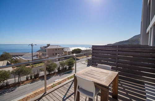 Camps Bay Apartment | Camps Bay studio apartment - luxurious with stunning sea view