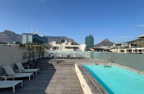 Victoria and Alfred Waterfront Apartment | Canal-Side Apt Close to V and A and CTICC
