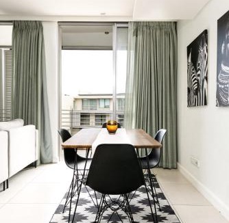 Victoria and Alfred Waterfront Apartment | Canal-Side Apt Close to V and A and CTICC