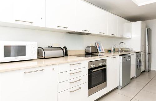 Victoria and Alfred Waterfront Apartment | Canal-Side Apt Close to V and A and CTICC