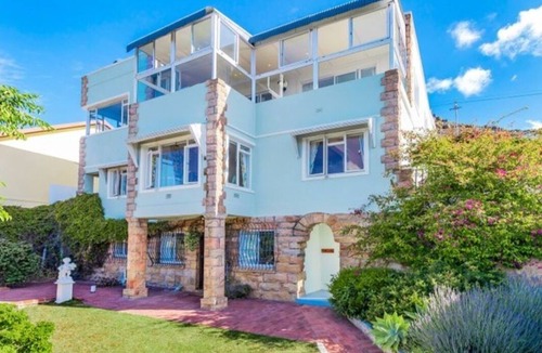 Fish Hoek Apartment | Cape Jem nestles on the slopes of Elsie’s Peak and views over the Indian Ocean.n